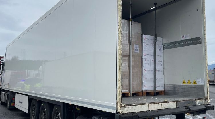 Els Mossos immobilitzen a Llers un camió sense portes que transportava aliments ultracongelats